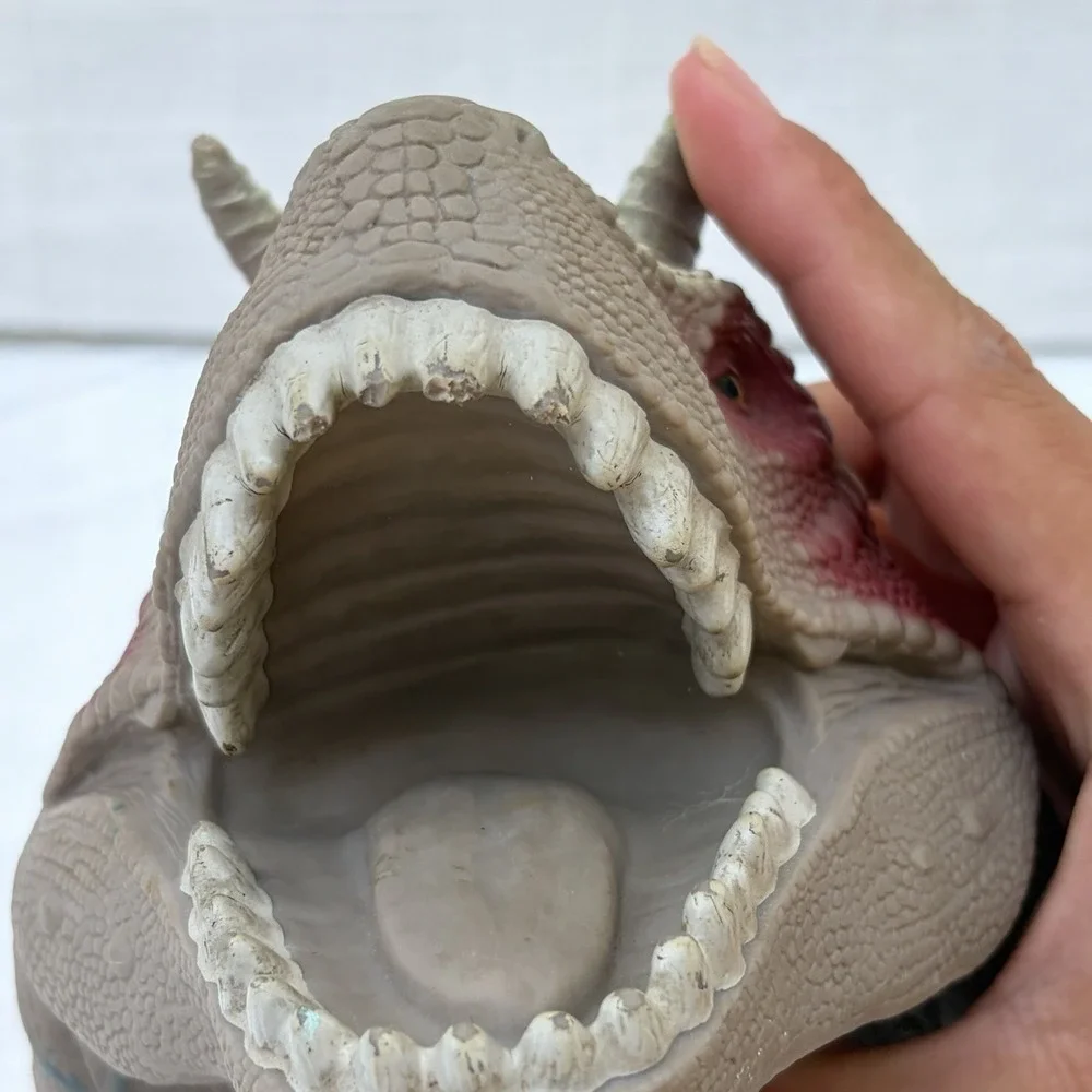Disney Dinosaur  Carnotaurus Hand Puppet 2000 McDonalds Happy Meal Dino land USA